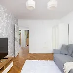Ecru Spacious 2 Bedroom Family Apartment Wwa68